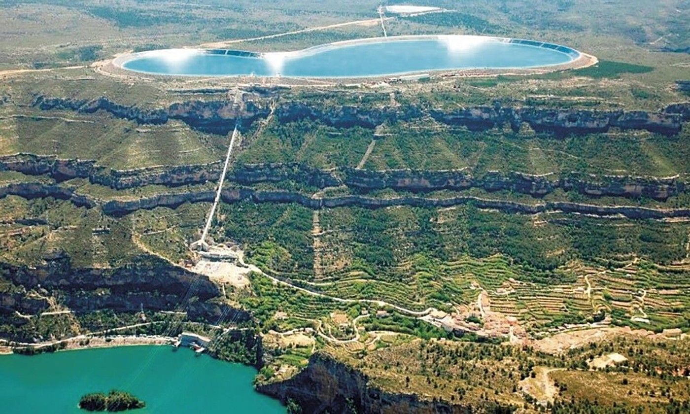 La Muelako (Valentzia) ponpaketa zentral hidroelektrikoa, bere bi urtegiekin. BERRIA.