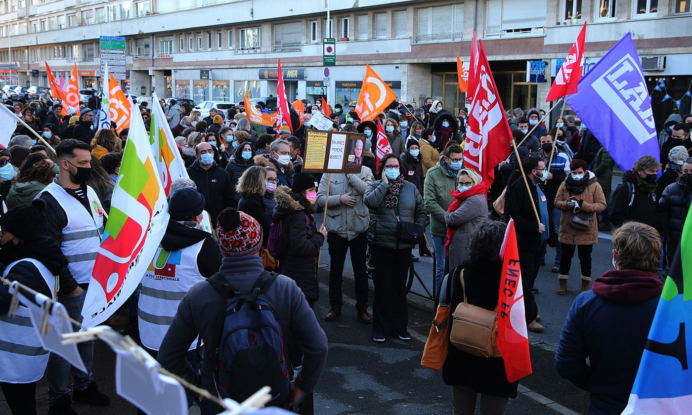 Sindikatu nagusiek deitu zuten atzo goizeko mobilizaziora. BOB EDME. Sindikatu nagusiek deitu zuten atzo goizeko mobilizaziora. BOB EDME.