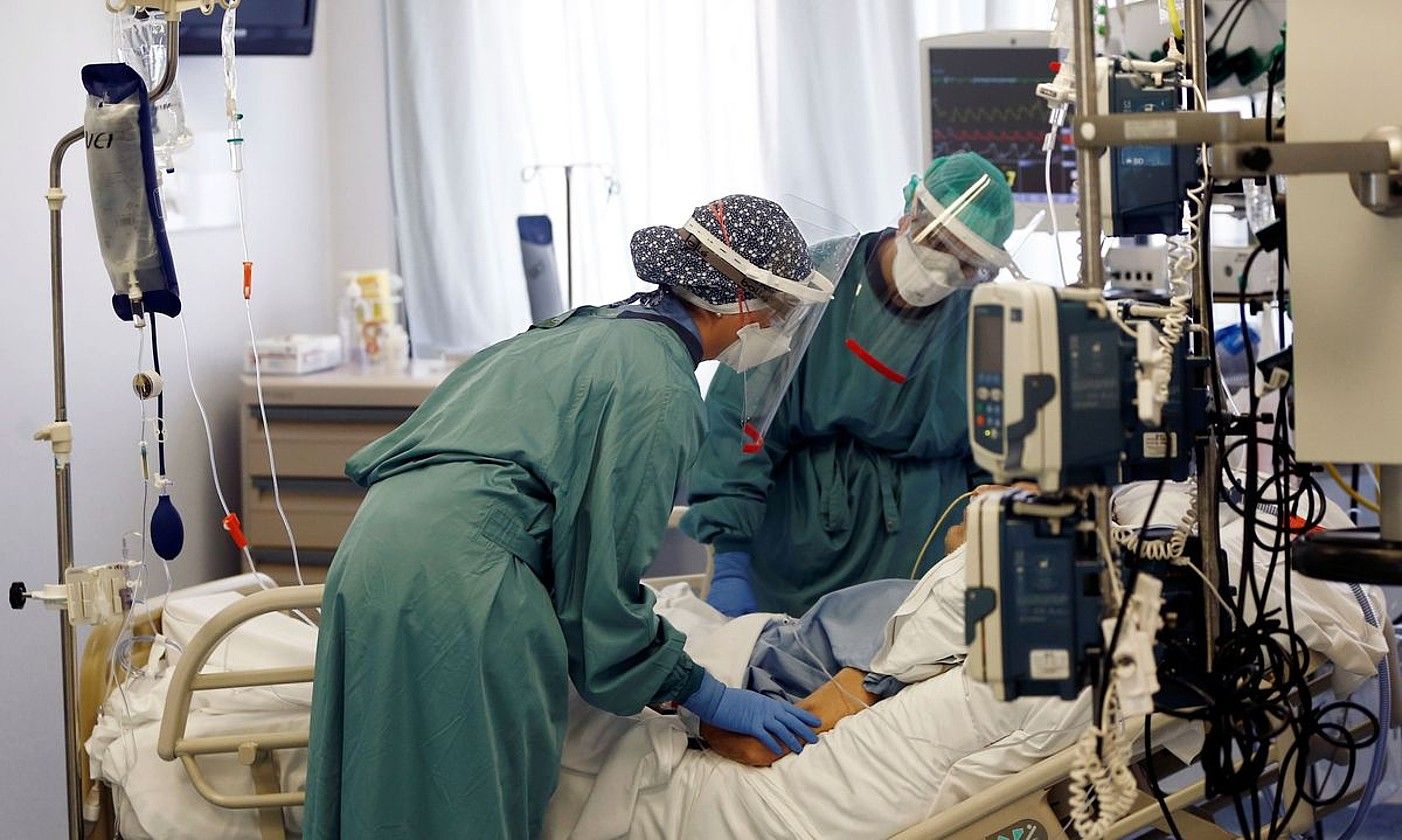 Nafarroako Unibertsitate Klinikako zainketa intentsiboko unitate bat, artixoko irudi batean. JESUS DIGES / EFE. Nafarroako Unibertsitate Klinikako zainketa intentsiboko unitate bat, artixoko irudi batean. JESUS DIGES / EFE.