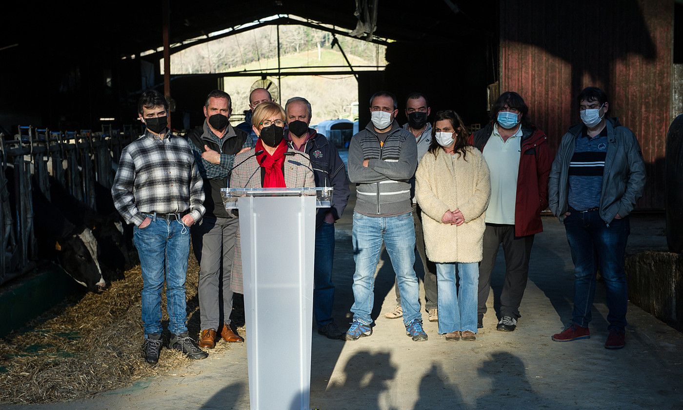 Tapia eta abeltzainen, kooperatiben eta kontsumitzaileen ordezkariak, atzo, Aian. JOSE IGNACIO UNANUE / IREKIA.