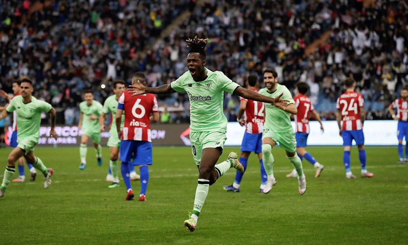 Nico Williams, lasterka, Athleticen aldeko bigarren gola ospatzen, atzean Raul Garcia eta Dani Garcia direla, Riadeko Fadh Erregearen estadioan. JULIO MUÑOZ / EFE.