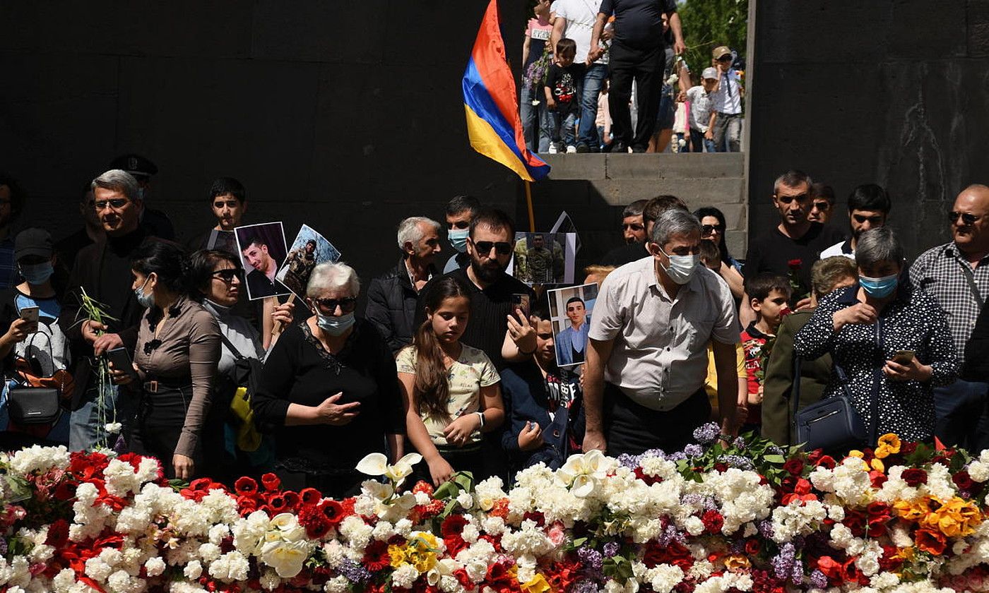 Otomandar Inperioak armeniarren aurka egindako genozidioaren 106. urteurrena gogoratzeko ekitadia, Erevanen, iazko apirilaren 24an. NAREK ALEKSANYAN / EFE. Otomandar Inperioak armeniarren aurka egindako genozidioaren 106. urteurrena gogoratzeko ekitadia, Erevanen, iazko apirilaren 24an. NAREK ALEKSANYAN / EFE.
