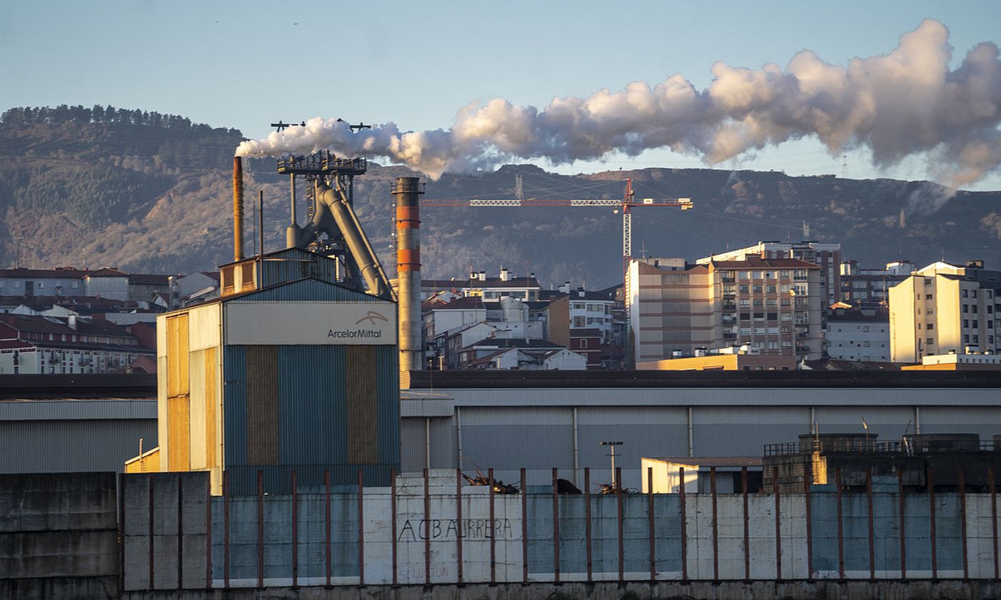 Arcelor Mittalek Sestaon duen ACBko altzairutegiaren kanpoaldea, itsasadarraren beste aldetik ikusia. M. RAMIREZ / FOKU.