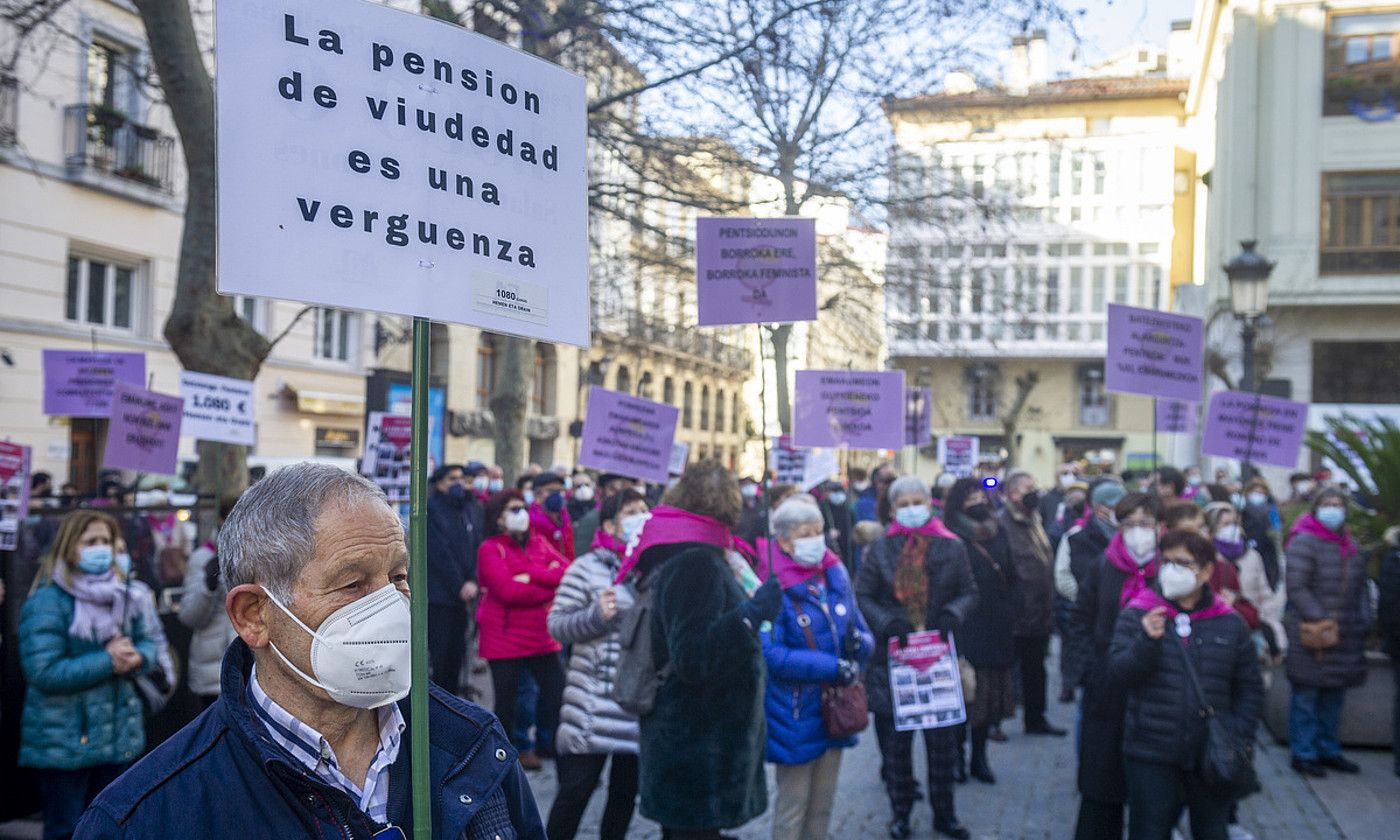 Pentsiodunen manifestazioa Gasteizko erdigunean, atzo. JAIZKI FONTANEDA / FOKU.