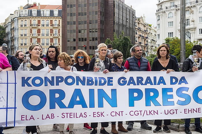 Sindikatuetako kideak, Etxerat-en argimutilak eskuan. MARISOL RAMIREZ, FOKU