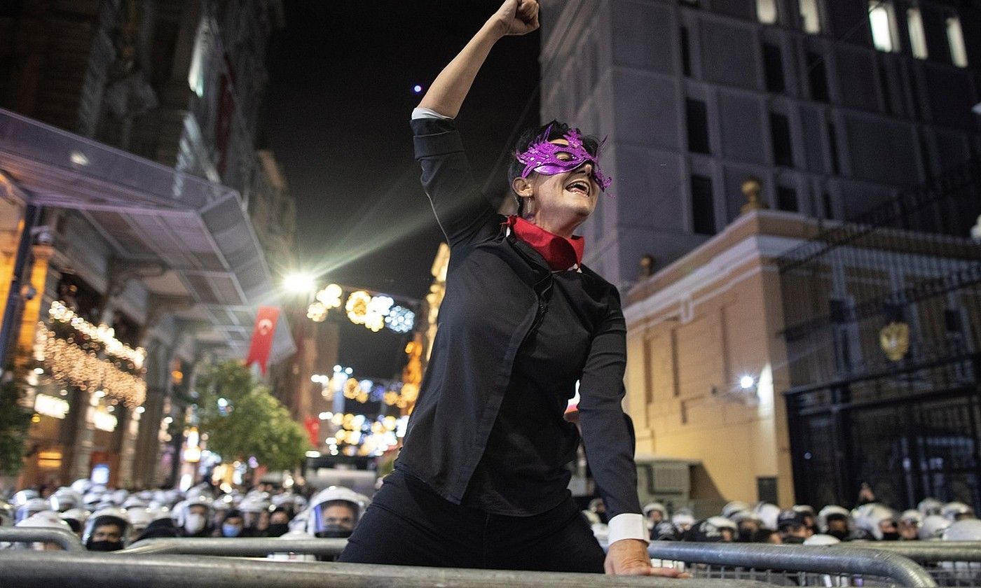 Emakume bat azaroaren 25ean Istanbulen (Turkia), indarkeria matxistaren aurkako eguneko mobilizazio batean, atzean poliziak dituela. ERDEM SAHIN / EFE. Emakume bat azaroaren 25ean Istanbulen (Turkia), indarkeria matxistaren aurkako eguneko mobilizazio batean, atzean poliziak dituela. ERDEM SAHIN / EFE.