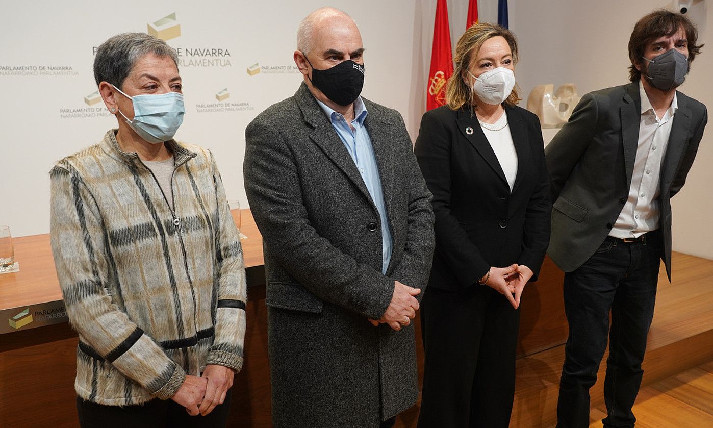 Ana Ansa (Geroa Bai), Jose Mari Aierdi, Arantza Biurrun (PSN) eta Mikel Buil (Ahal Dugu), atzo. JAGOBA MANTEROLA FOKU. Ana Ansa (Geroa Bai), Jose Mari Aierdi, Arantza Biurrun (PSN) eta Mikel Buil (Ahal Dugu), atzo. JAGOBA MANTEROLA FOKU.