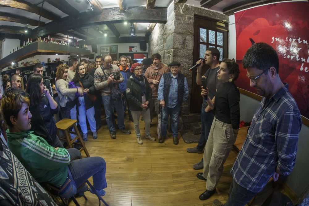 Bertsolariak kantuan, atzo, Lesakako Arrano elkartean. JON URBE / FOKU Bertsolariak kantuan, atzo, Lesakako Arrano elkartean. JON URBE / FOKU