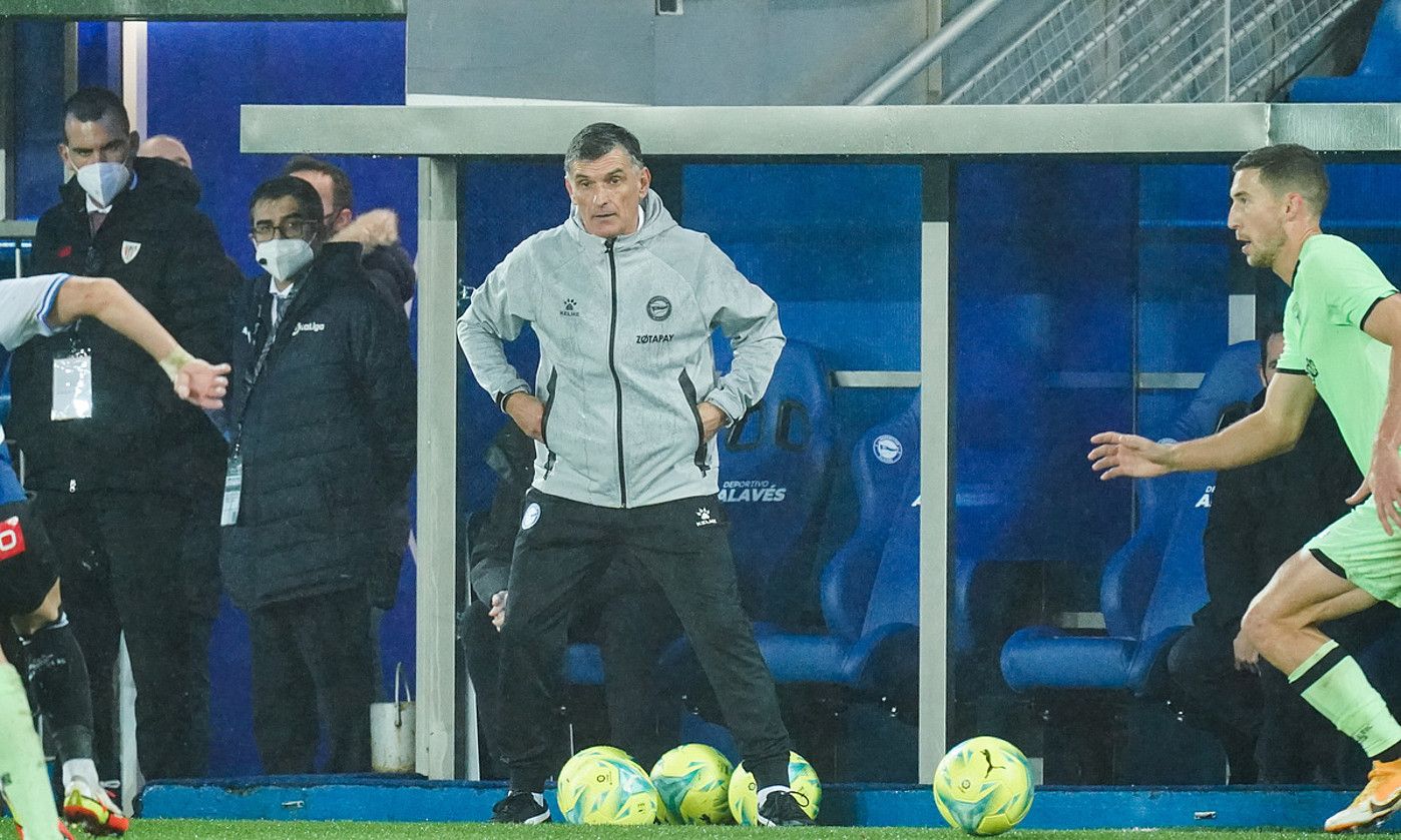 Jose Luis Mendilibar aginduak ematen, Athleticen aurkako derbian. ENDIKA PORTILLA / FOKU.