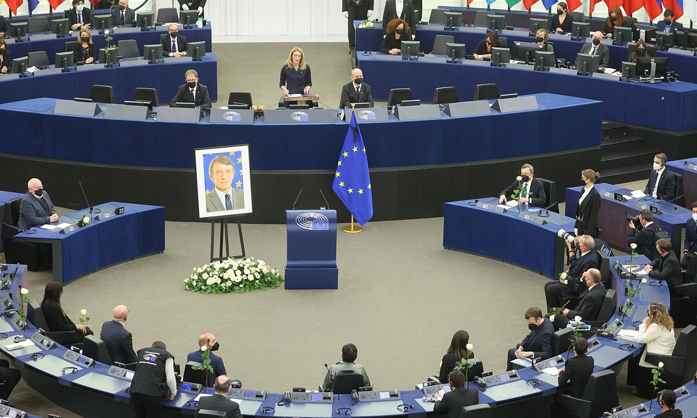 Roberta Metsola Europako Parlamentuko behin-behineko presidentea —zutik—, atzo ganberan David Sassoliri egindako omenaldian. EUROPAKO PARLAMENTUA.