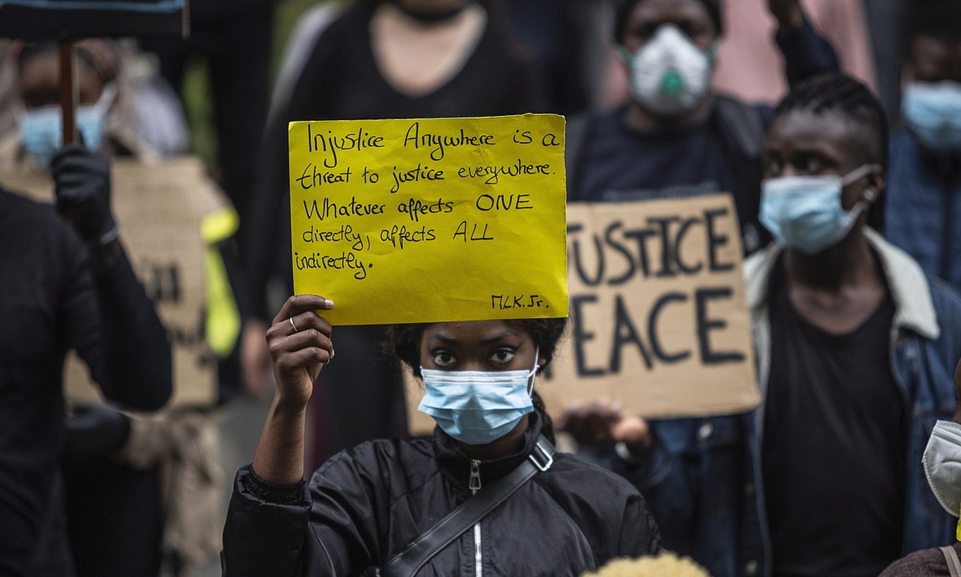 Emakume bat, Bilbon, George Floyden hilketa salatzeko protesta batean. ARITZ LOIOLA / FOKU. Emakume bat, Bilbon, George Floyden hilketa salatzeko protesta batean. ARITZ LOIOLA / FOKU.
