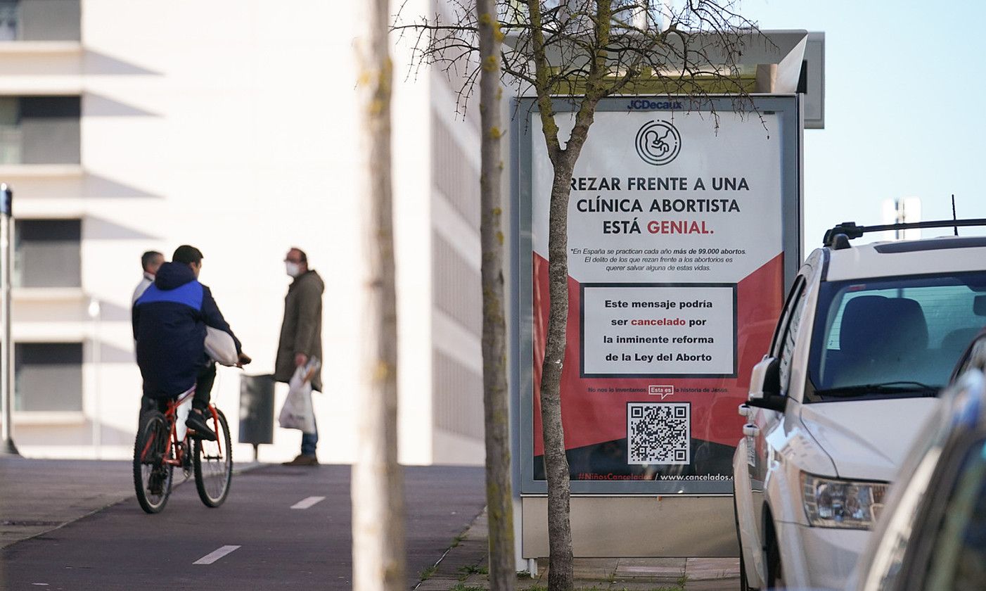 Propagandisten Elkarte Katolikoak Gasteizko hainbat autobus geltokitan jarritako kartelak. ENDIKA PORTILLO / FOKU. Propagandisten Elkarte Katolikoak Gasteizko hainbat autobus geltokitan jarritako kartelak. ENDIKA PORTILLO / FOKU.