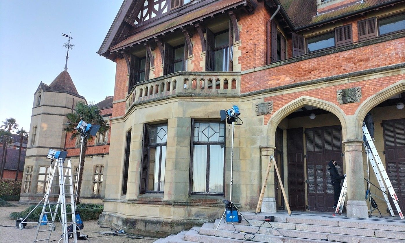 Vampire academy telesaileko eszenak grabatuko dituzte zazpi egunez Donostiako Miramar jauregian. URTZI URKIZU. Vampire academy telesaileko eszenak grabatuko dituzte zazpi egunez Donostiako Miramar jauregian. URTZI URKIZU.
