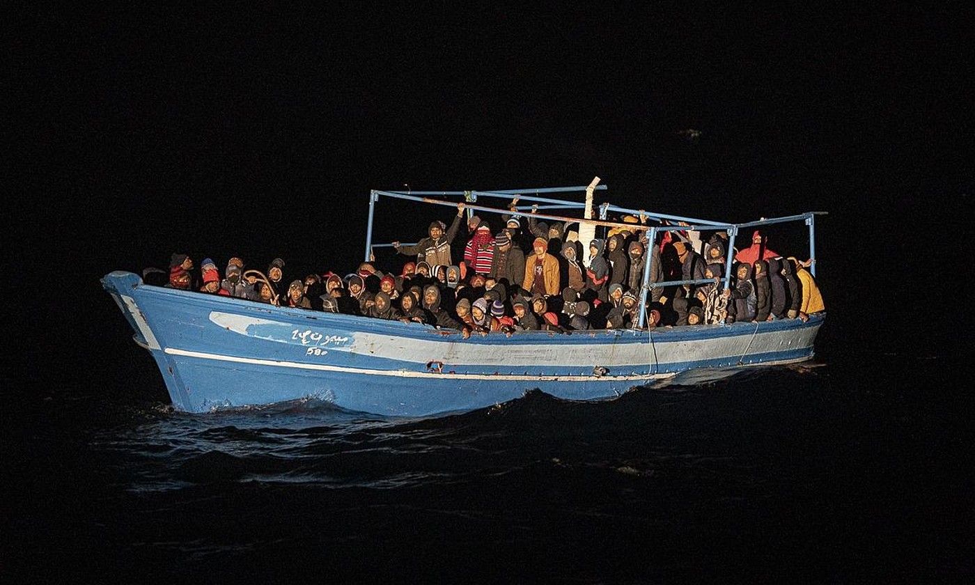 Erreskatatutako ontzia, Mediterraneo itsasoan. ITSAS SALBAMENDU HUMANITARIOA. Erreskatatutako ontzia, Mediterraneo itsasoan. ITSAS SALBAMENDU HUMANITARIOA.