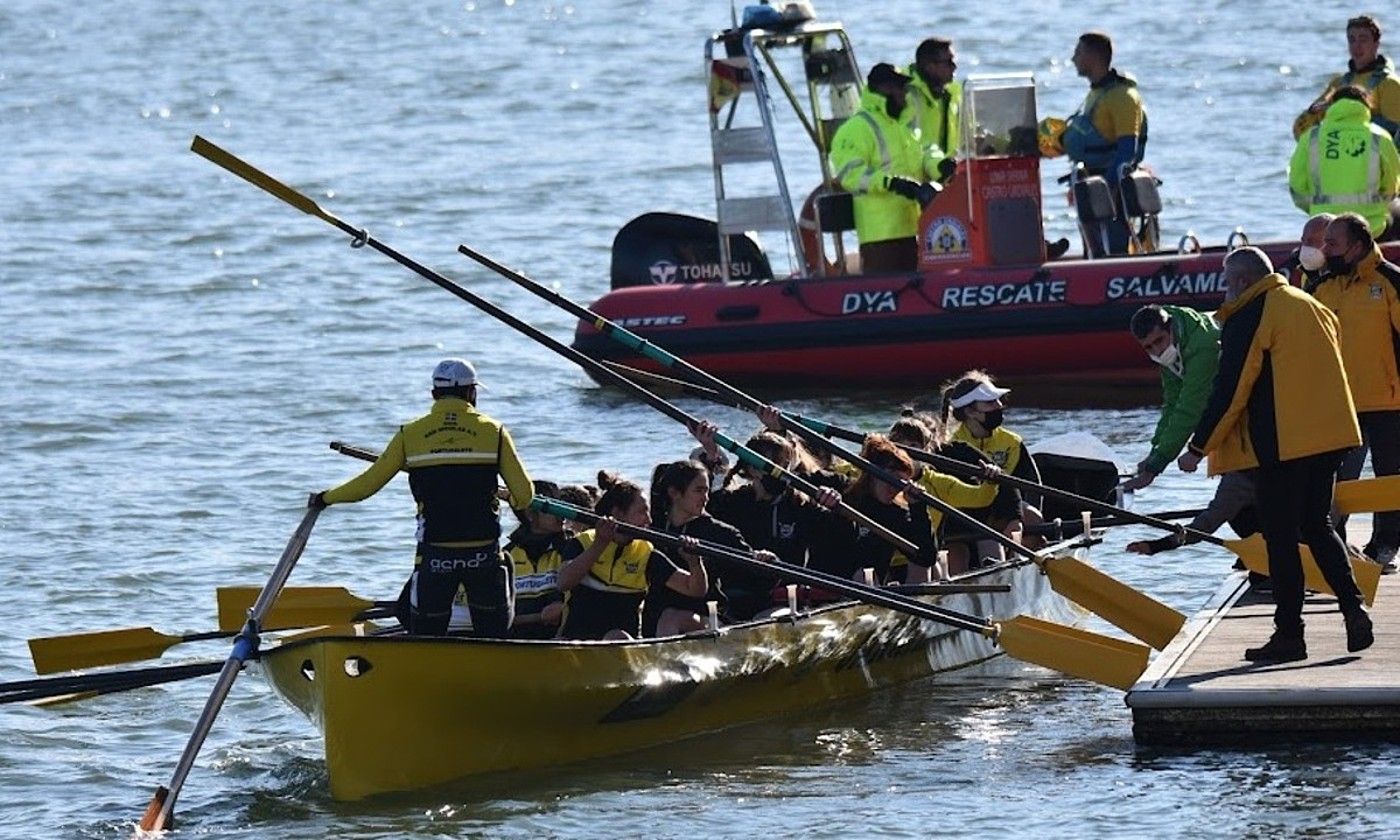 Portugaleteko emakumezkoen trainerua uretan sartu berritan, igandean herrian bertan jokatu zen traineru jaitsieraren aurretik. I. SUAREZ / SAN NIKOLAS ARRAUN ELKARTEA.