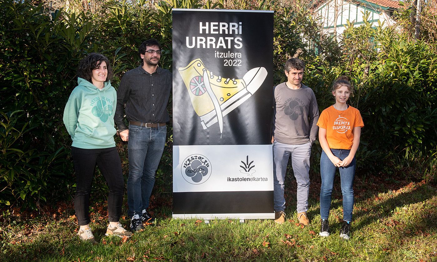 Seaskako eta Herri Urratseko arduradunak, atzo, Kanbon. GUILLAUME FAUVEAU. Seaskako eta Herri Urratseko arduradunak, atzo, Kanbon. GUILLAUME FAUVEAU.