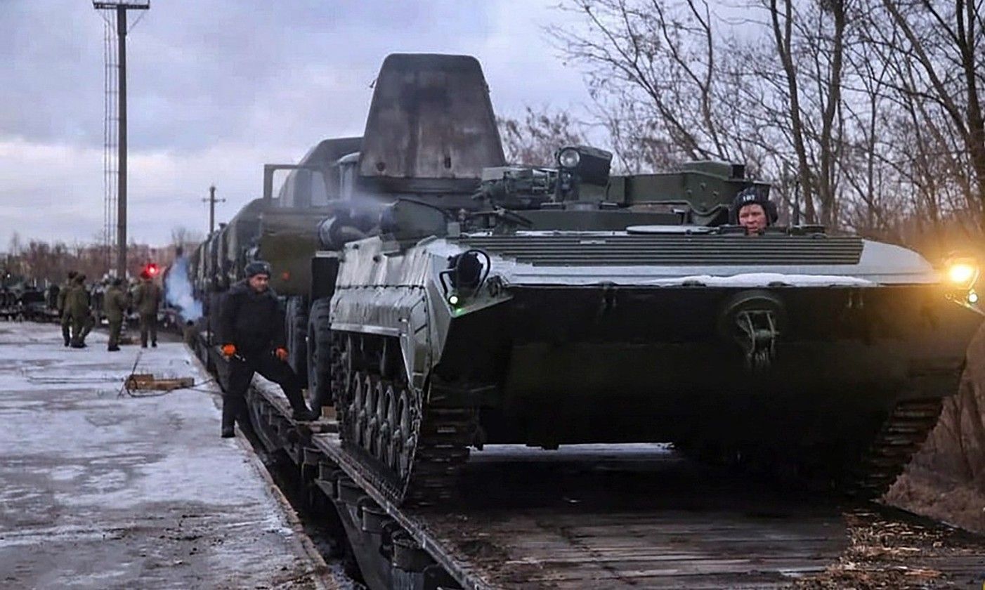 Errusiako armadako soldaduak, joan den astean, Bielorrusiara iristen, hango indar armatuekin ariketa militarrak egiteko. EFE. Errusiako armadako soldaduak, joan den astean, Bielorrusiara iristen, hango indar armatuekin ariketa militarrak egiteko. EFE.