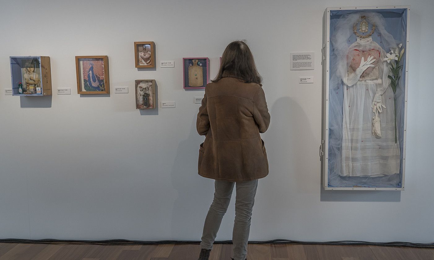 Emakume bat Rosa Valverderen hainbat kutxari begira, Donostiako San Telmo museoko laborategian jarri duten erakusketan, atzo. ANDONI CANELLADA / FOKU.