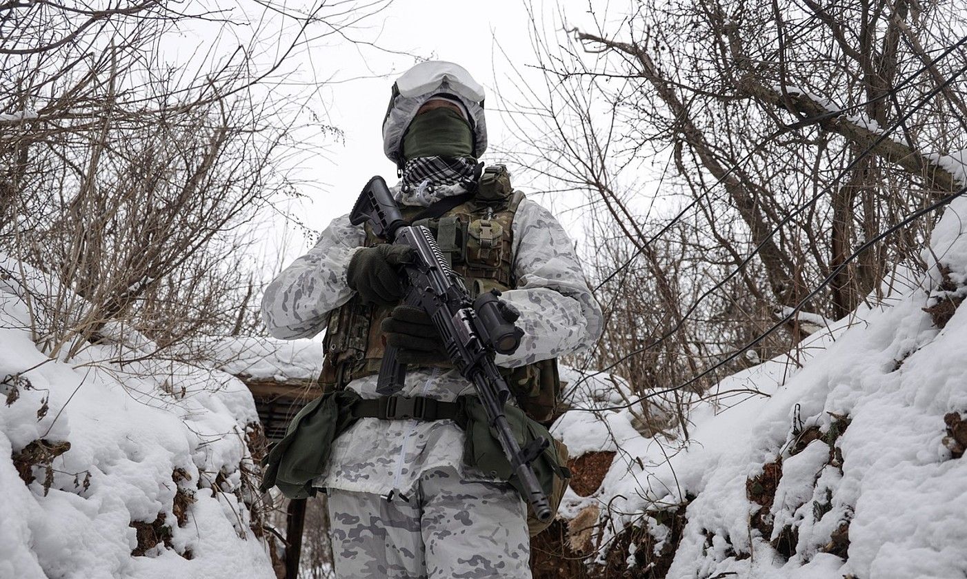 Ukrainako soldadu bat, Ukraina ekialdeko Donetsk eskualdean, fronteko lerroan. STANISLAV KOZLIUK / EFE.