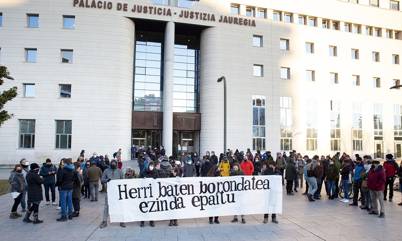 Aroztak herri plataformak deituriko protesta, atzo. IÑIGO URIZ / FOKU.