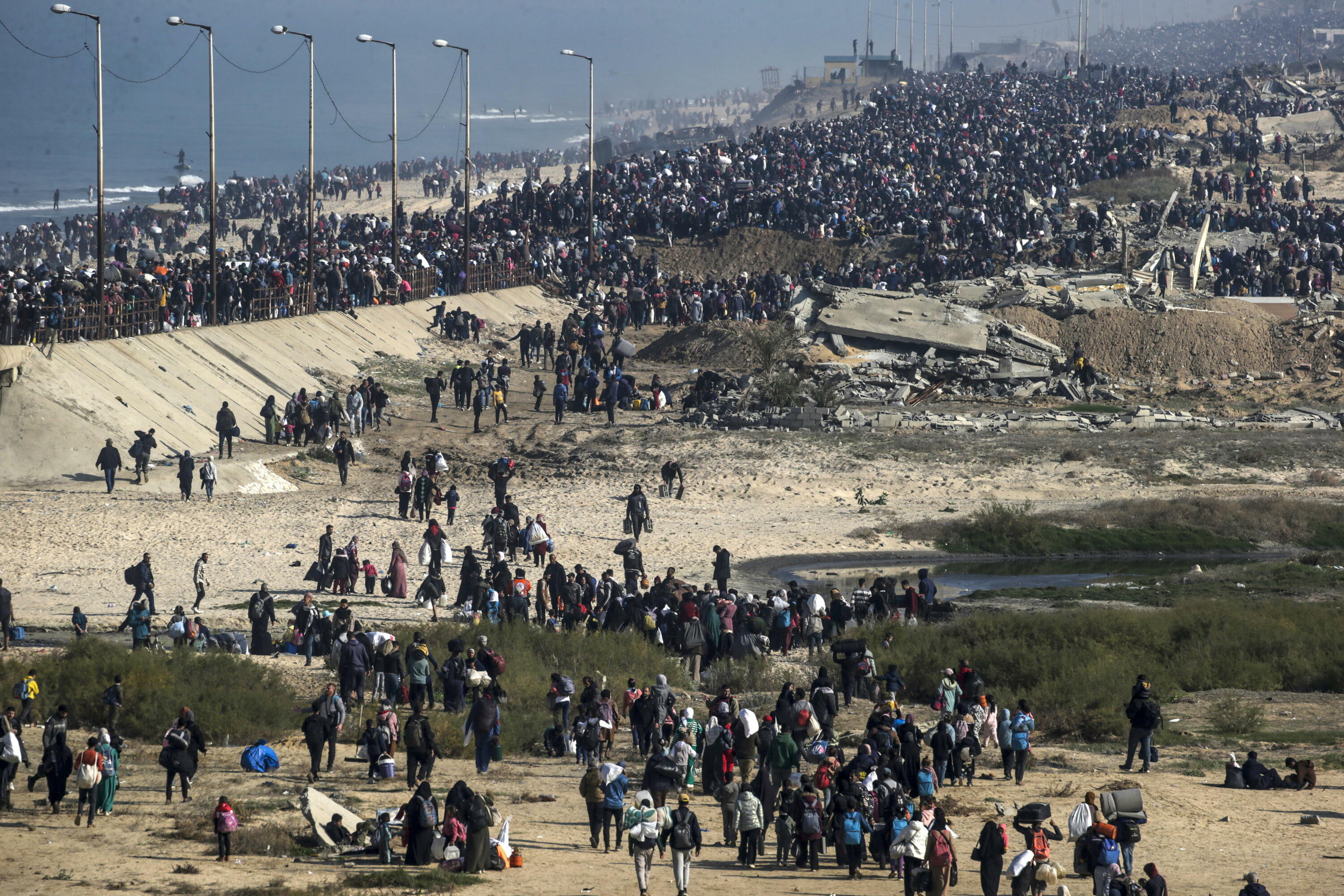 Ehunka palestinar Al-Raxid kostaldeko errepidean gora, Gaza iparraldera bidean, gaur. MOHAMMAD SABER / EFE
