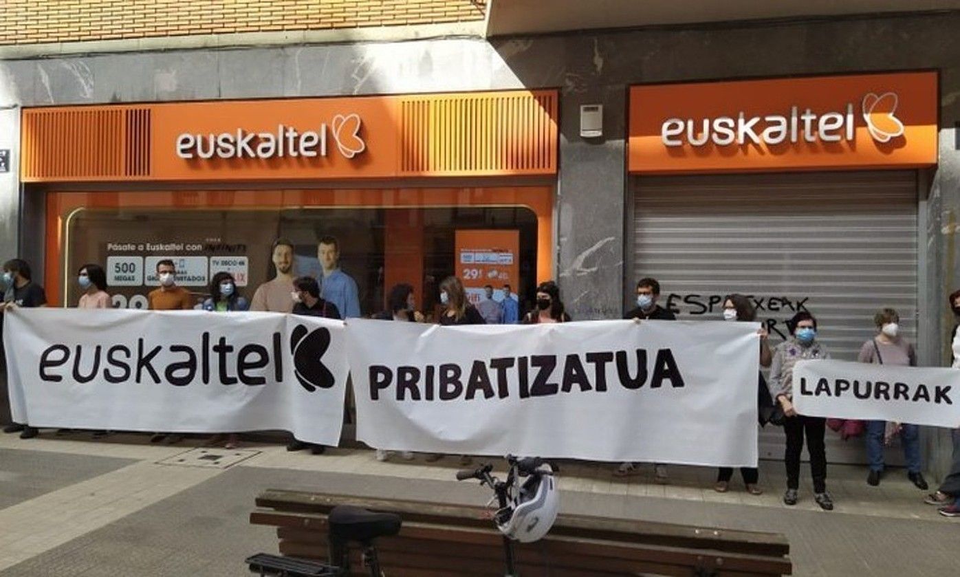 Langileak protestan, Euskaltelen zentro logistikoan. ELA SINDIKATUA.