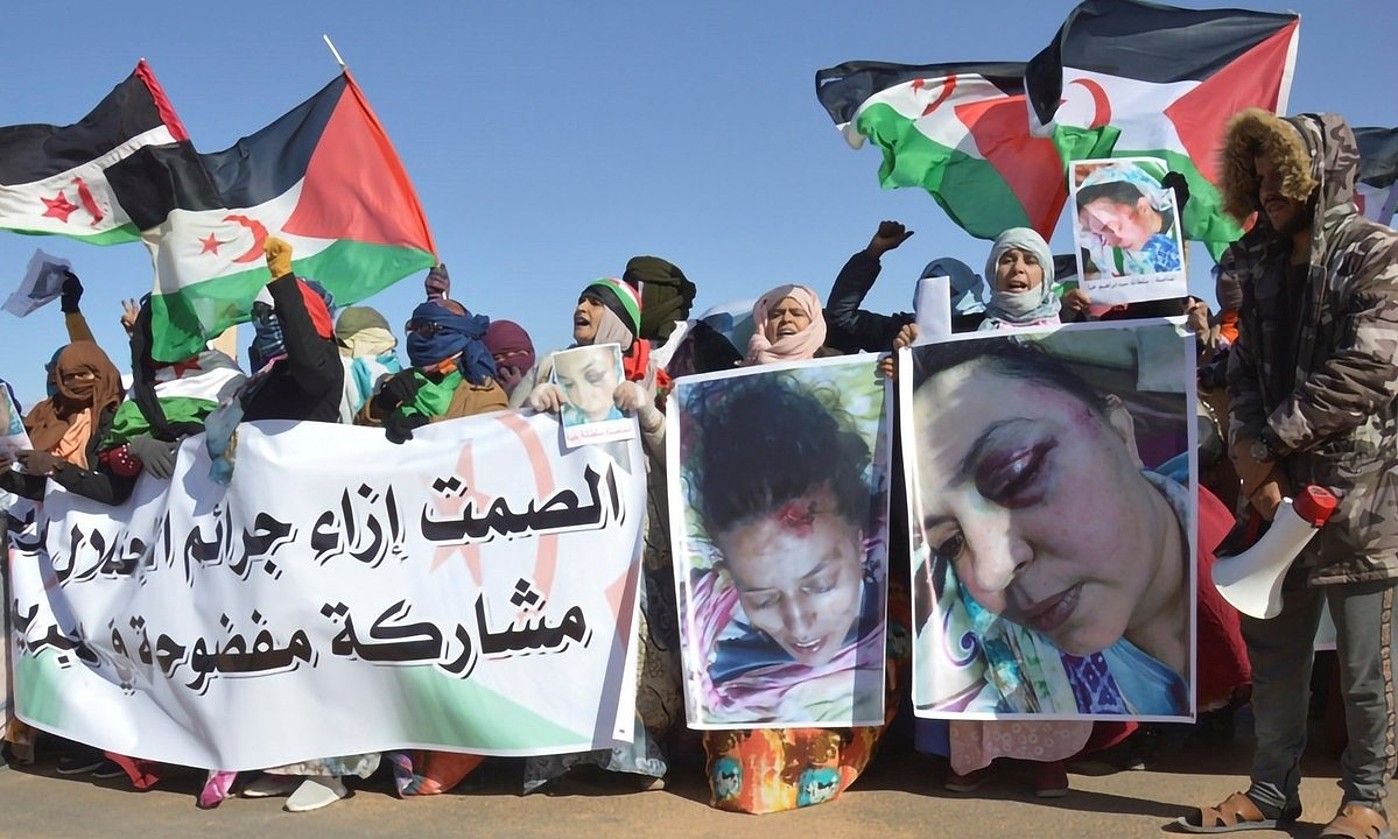 Sultana Khaia ekintzailearen aldeko manifestazio bat, iaz, Rabunin, Aljerian. MALAININ MISTAFA / EFE. Sultana Khaia ekintzailearen aldeko manifestazio bat, iaz, Rabunin, Aljerian. MALAININ MISTAFA / EFE.