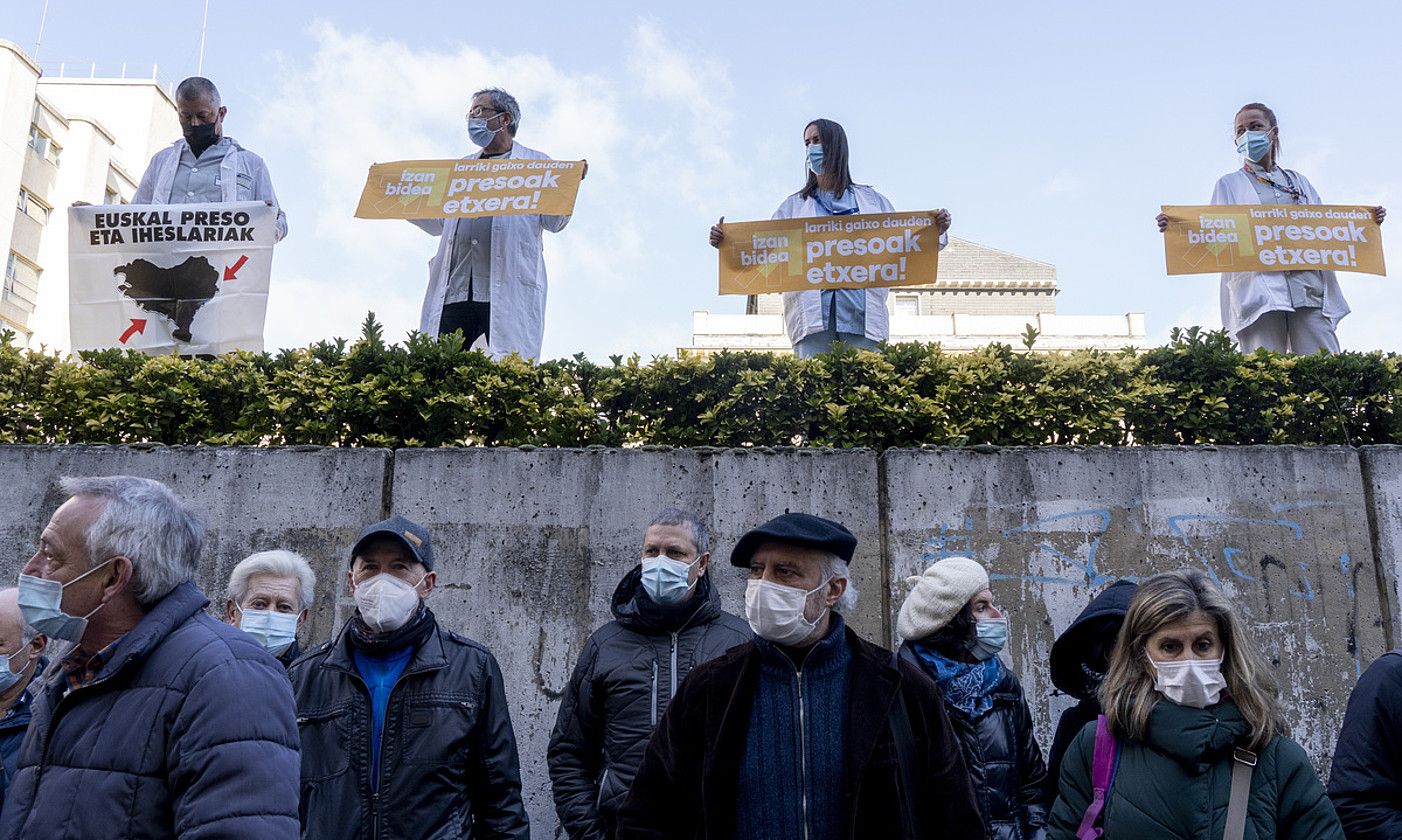 Sarek eta Etxerat-ek Arabako Salhaketaren babesarekin egindako elkarretaratzea, atzo, Gasteizen. RAUL BOGAJO / FOKU.