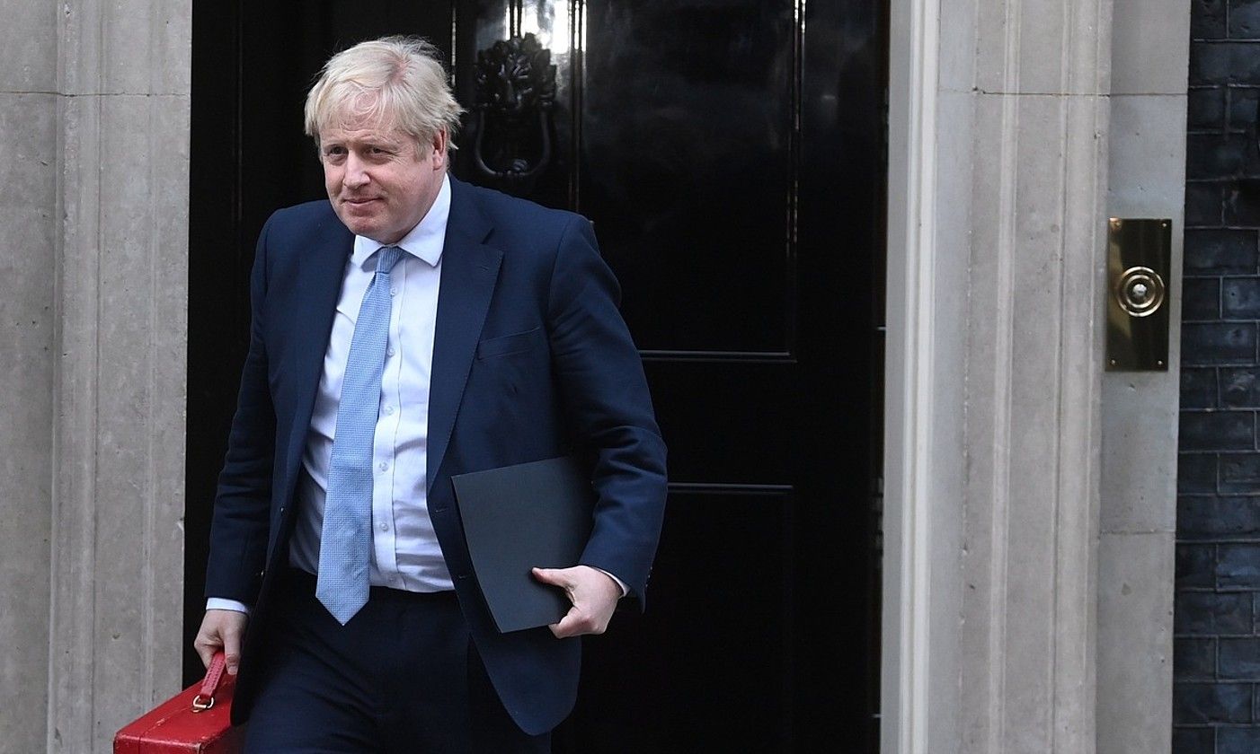 Boris Johnson Erresuma Batuko lehen ministroa, atzo, Downing Streeteko 10. zenbakitik ateratzen. NEIL HALL / EFE. Boris Johnson Erresuma Batuko lehen ministroa, atzo, Downing Streeteko 10. zenbakitik ateratzen. NEIL HALL / EFE.