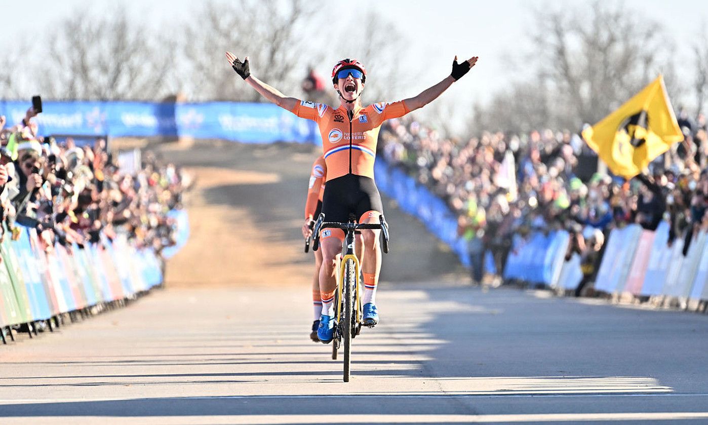 Marianne Vos, garaipena ospatzen. UCI.