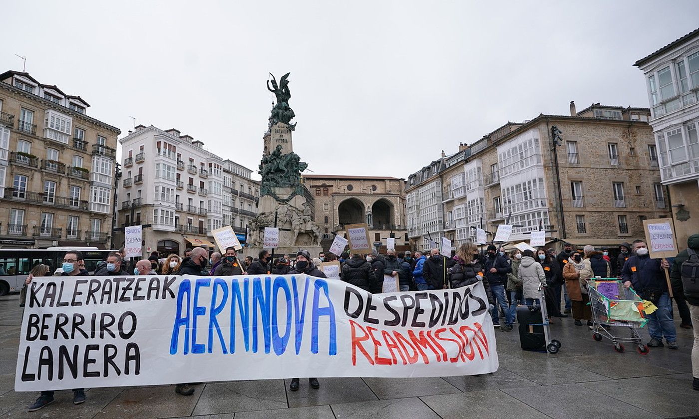 Aernnovak kaleraturiko langileek elkarretaratzea egin zuten atzo Andre Maria Zuriaren plazan. ENDIKA PORTILLO / FOKU.