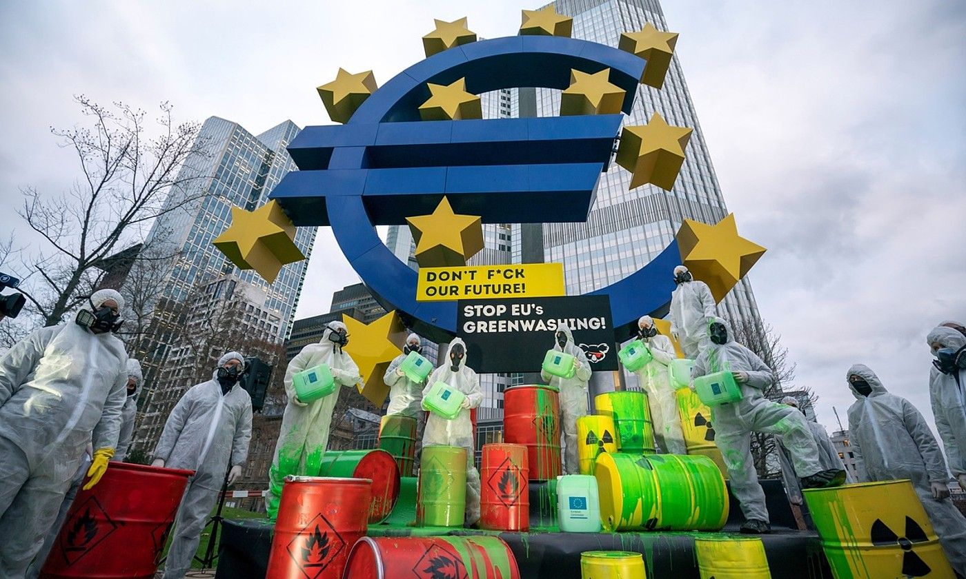 Koala Kollektiv taldeko ekintzaileen urtarrileko protesta bat, Frankfurten (Alemania). RONALD WITTEK / EFE.