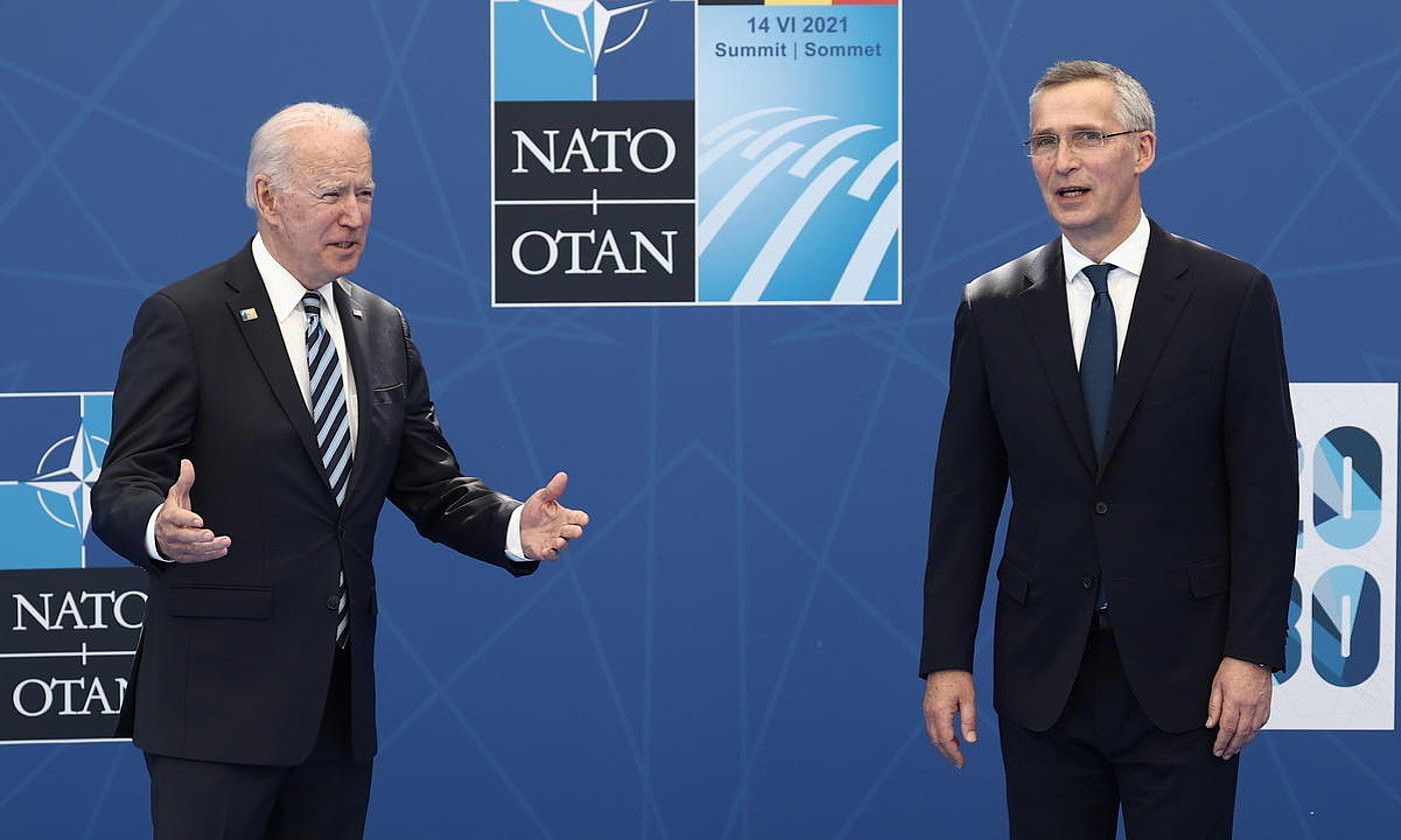 Biden AEBetako presidentea eta Stoltenberg NATOko idazkari nagusia, iragan ekaineko bilkura batean. S. LECOCQ / EFE.