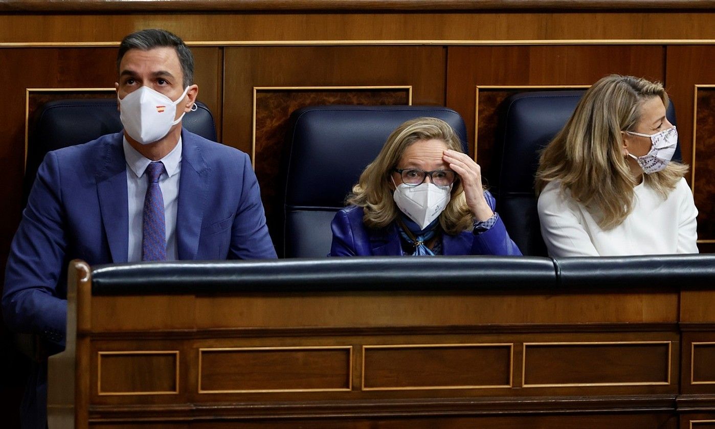 Pedro Sanchez Espainiako presidentea, Nadia Calviño eta Yolanda Diaz ministroekin, Kongresuan. JAVIER LIZON / EFE.