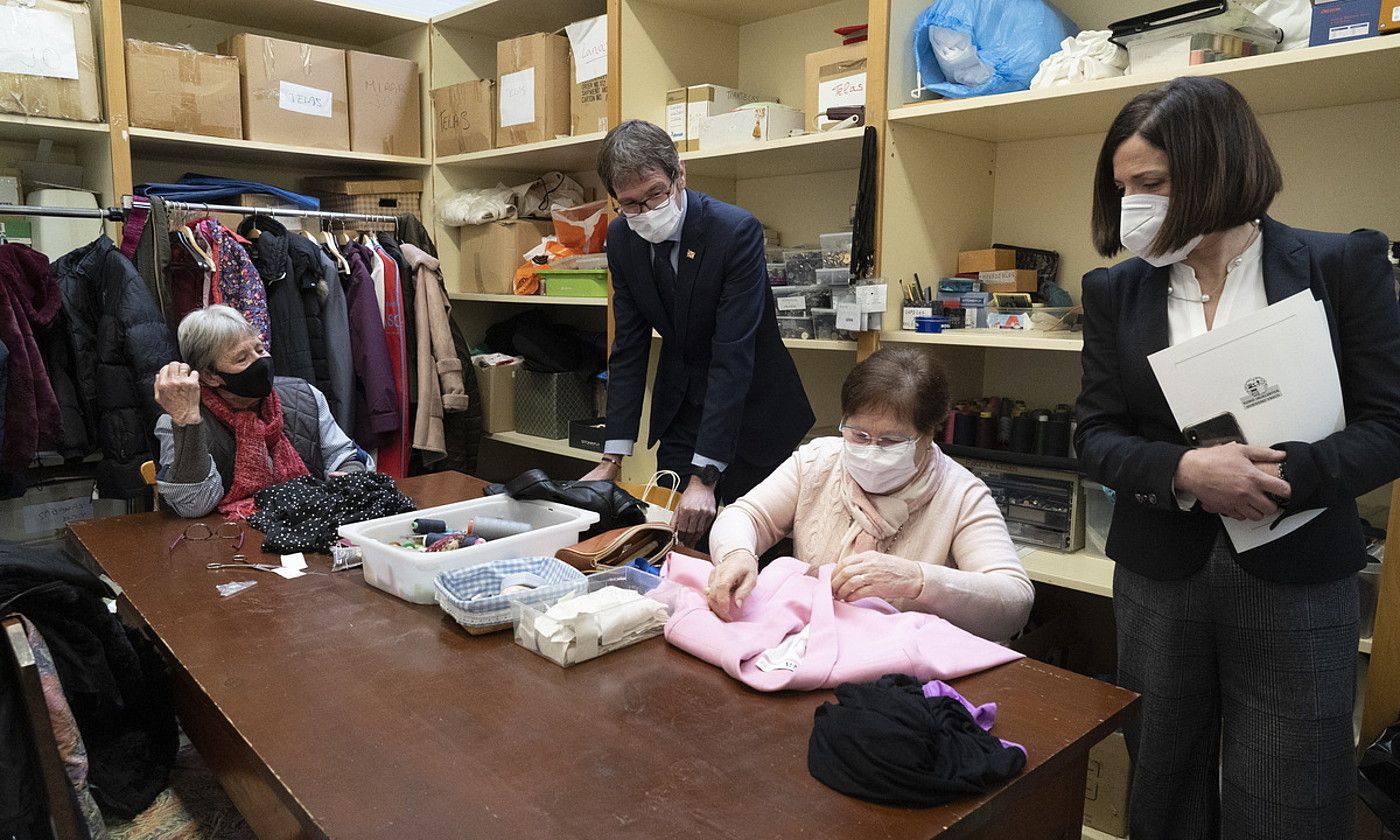 Gorka Urtaran eta Beatriz Artolazabal, atzo, Gasteizko Berjantzi enpresan. RAUL BOGAJO / FOKU.