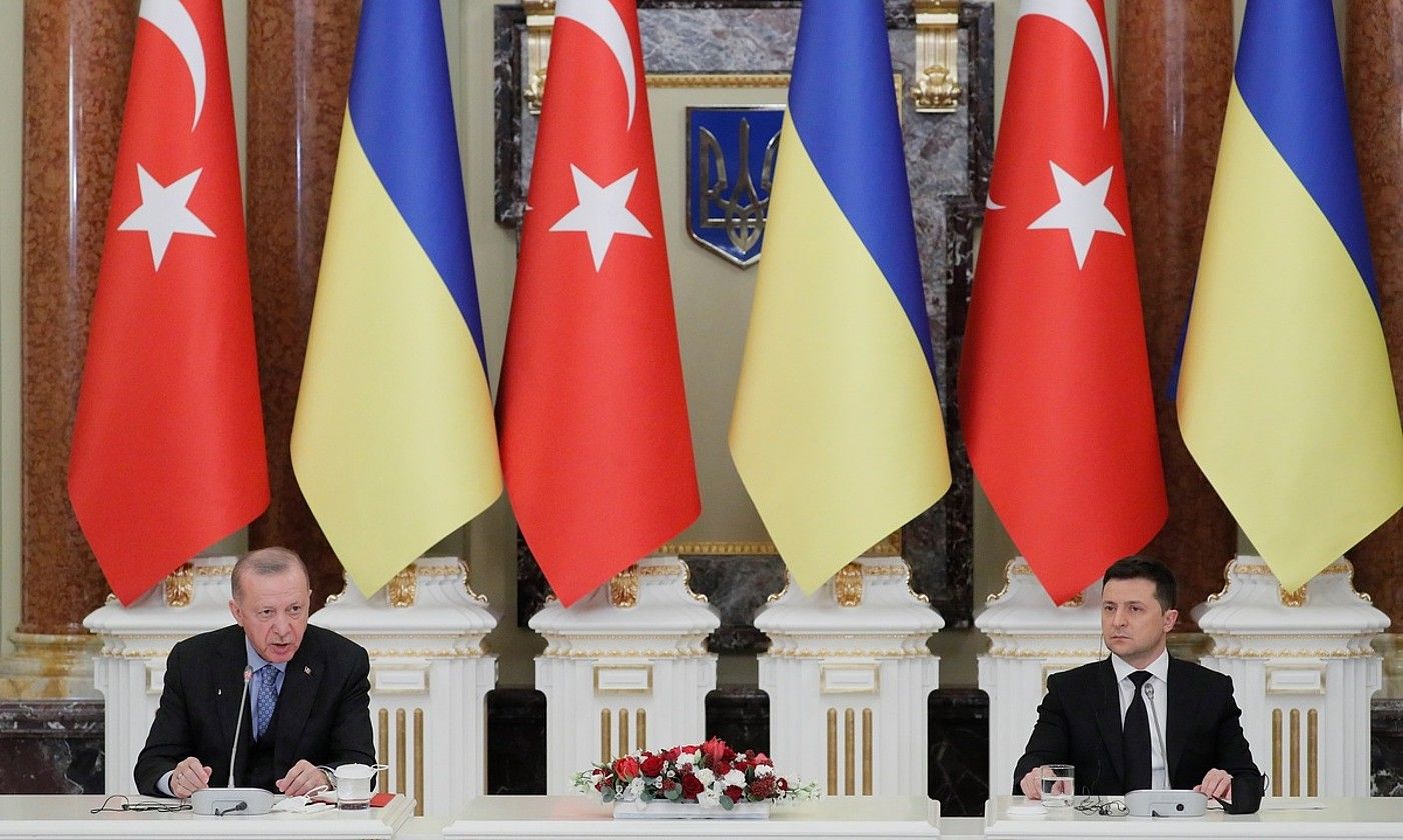 Recep Tayyip Erdogan Turkiako presidentea eta Volodimir Zelenski Ukrainakoa, atzo, Kieven. SERGEY DOLZHENKO / EFE.