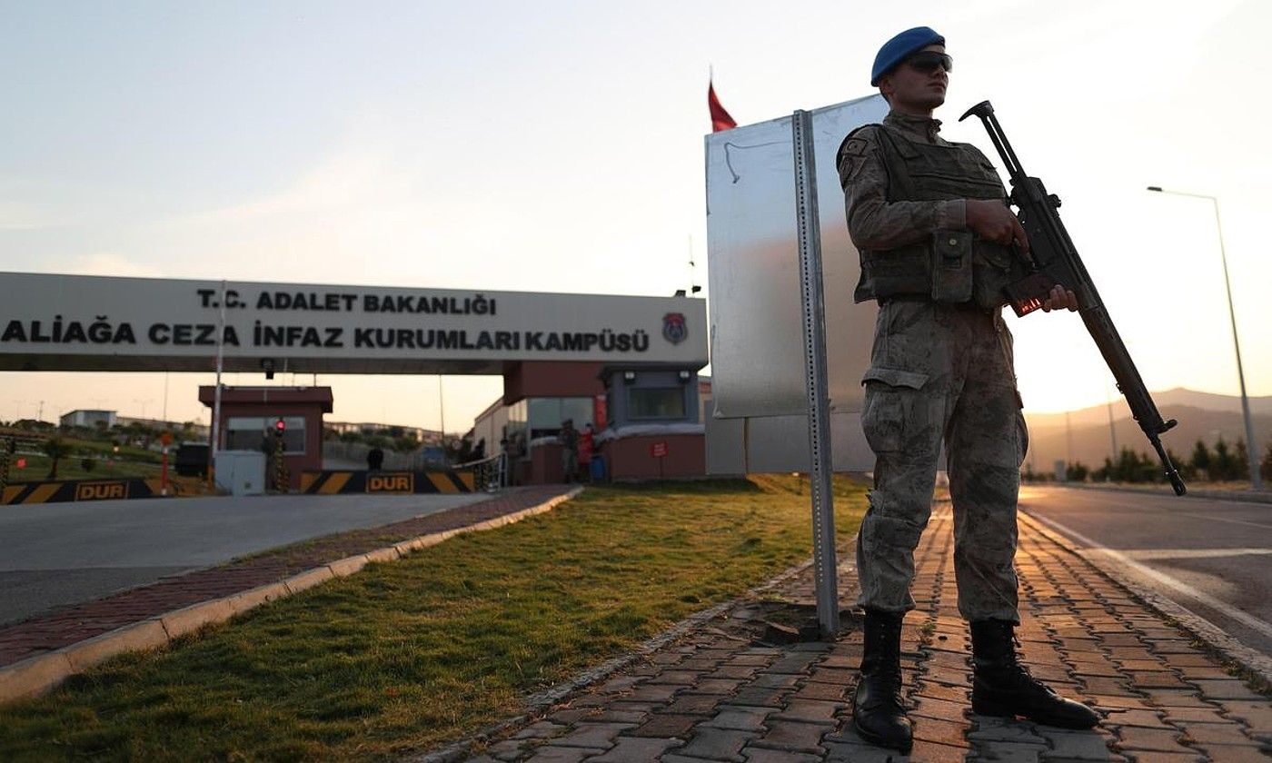 Soldadu turkiar bat, Aliagako espetxe atarian, Izmir hirian. ERDEM SAHIN / EFE. Soldadu turkiar bat, Aliagako espetxe atarian, Izmir hirian. ERDEM SAHIN / EFE.