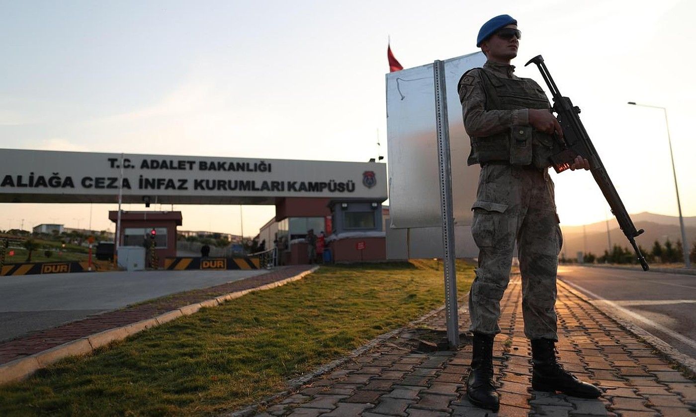 Soldadu turkiar bat, Aliagako espetxe atarian, Izmir hirian. ERDEM SAHIN / EFE.