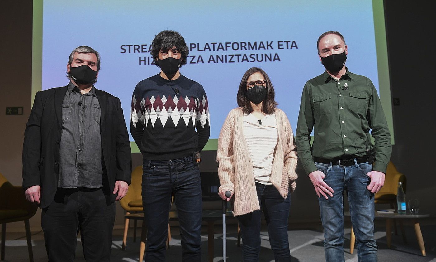 Urtzi Urkizu (BERRIA), Alex Aginagalde (Pantailak Euskaraz), Miren Manias (EHU) eta Unai Iparragirre (ETB), herenegun, Tabakaleran. Libe Mimenza (EHU, Behategia) falta da. Etxetik parte hartu zuen, bideo dei bitartez. JON URBE / FOKU. Urtzi Urkizu (BERRIA), Alex Aginagalde (Pantailak Euskaraz), Miren Manias (EHU) eta Unai Iparragirre (ETB), herenegun, Tabakaleran. Libe Mimenza (EHU, Behategia) falta da. Etxetik parte hartu zuen, bideo dei bitartez. JON URBE / FOKU.