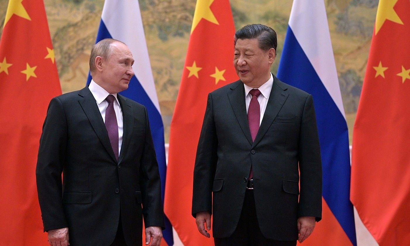 Vladimir Putin Errusiako presidentea eta Xi Jinping Txinakoa, atzo, Pekinen. ALEXEI DRUZHININ / EFE.