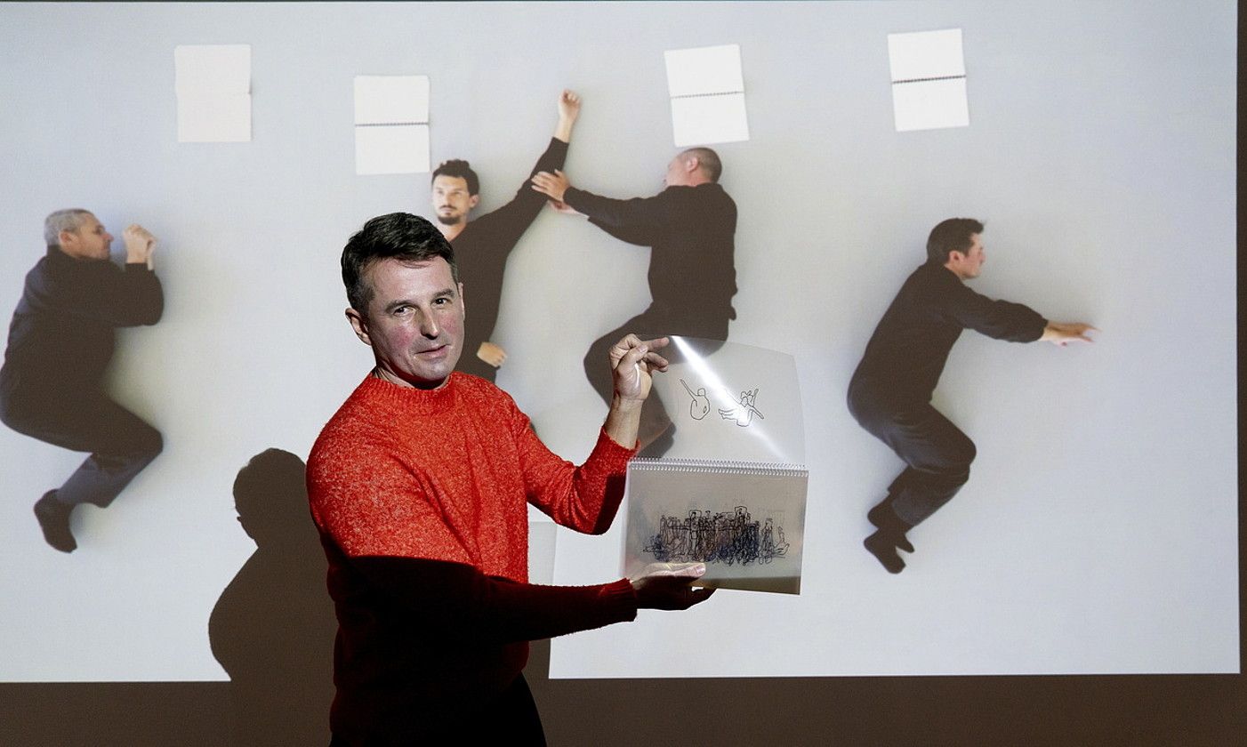 Ion Munduate artista, Cuerpos en movimiento erakusketan. RAUL BOGAJO / FOKU. Ion Munduate artista, Cuerpos en movimiento erakusketan. RAUL BOGAJO / FOKU.