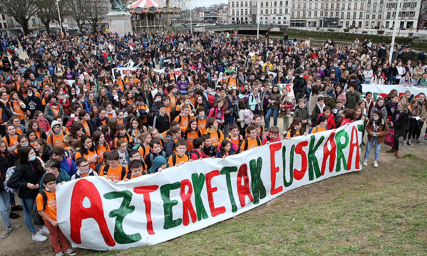 Azterketak euskaraz pasatzearen alde egindako protesta, atzo, Baionan. BOB EDME.