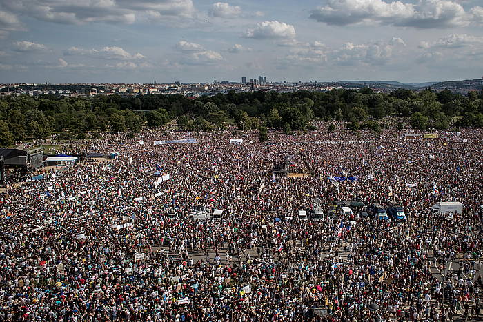 Pragan igandean egin zuten manifestazio erraldoiaren irudia. MARTIN DIVISEK, EFE