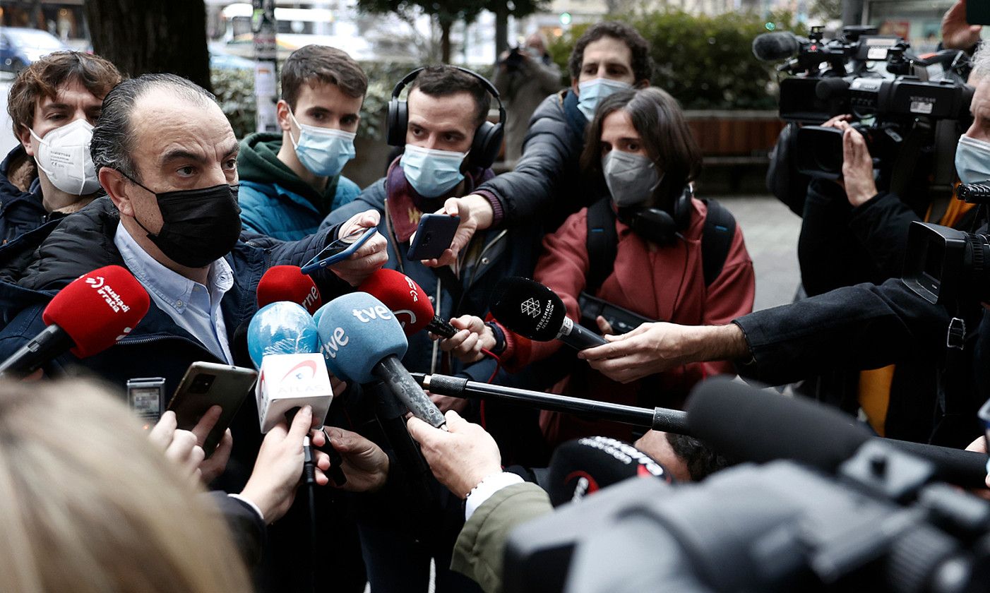 Carlos Garcia Adanero, atzo, UPNren Iruñeko egoitzaren atarian, zuzendaritza batzordearen bilkurara sartu aurretik. JESUS DIGES / EFE.