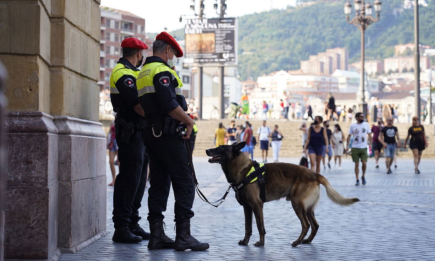 Hainbat udaltzain, iazko udan, Bilbon, Aste Nagusia behar lukeen egunetan. ARITZ LOIOLA / FOKU.