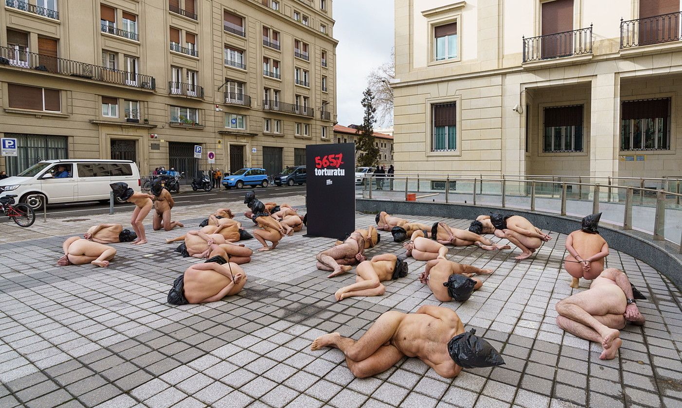 Sortuko ekintzaileak biluzik, atzo, Gasteizen. ENDIKA PORTILLO / FOKU.