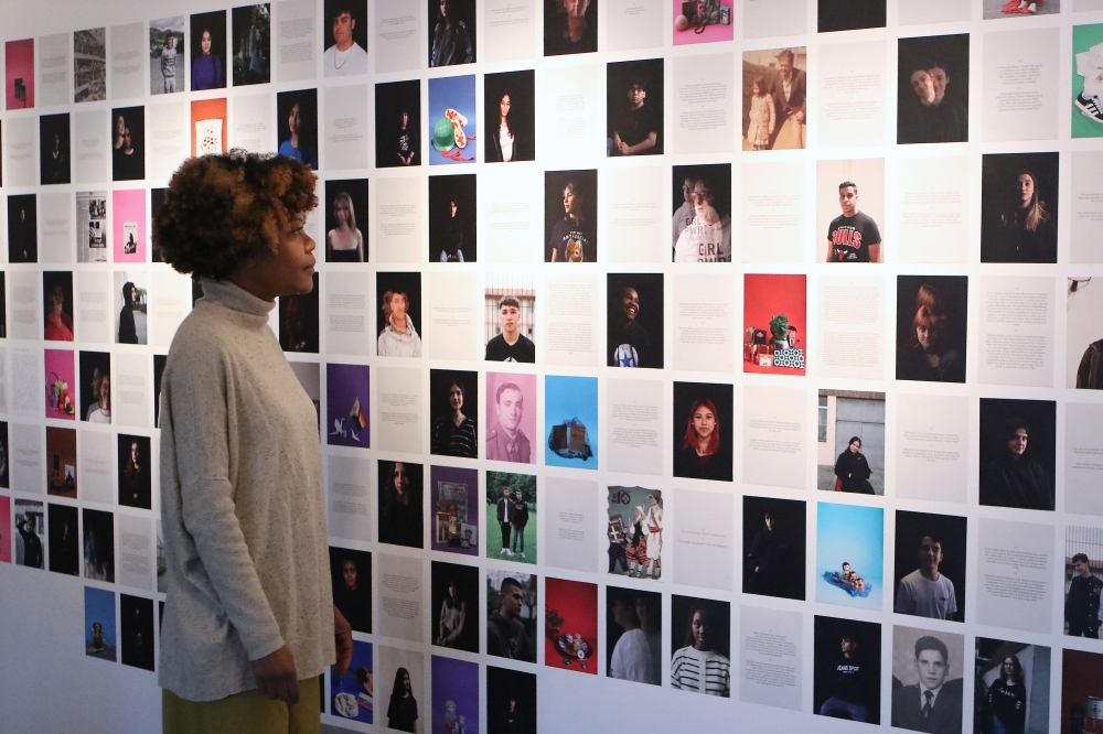 Angelica Dass argazkilaria, bere azken erakusketarako sortutako muralaren aurrean, Bilboko Itsasmuseumen. OSKAR MATXIN EDESA / FOKU Angelica Dass argazkilaria, bere azken erakusketarako sortutako muralaren aurrean, Bilboko Itsasmuseumen. OSKAR MATXIN EDESA / FOKU