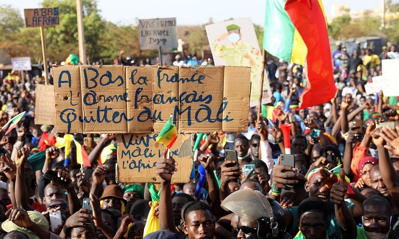 Manifestari talde bat Frantziaren armada Malitik joan dadila eskatzen, ostiralean, Bamako hiriburuan. HADAMA DIAKITE / EFE.