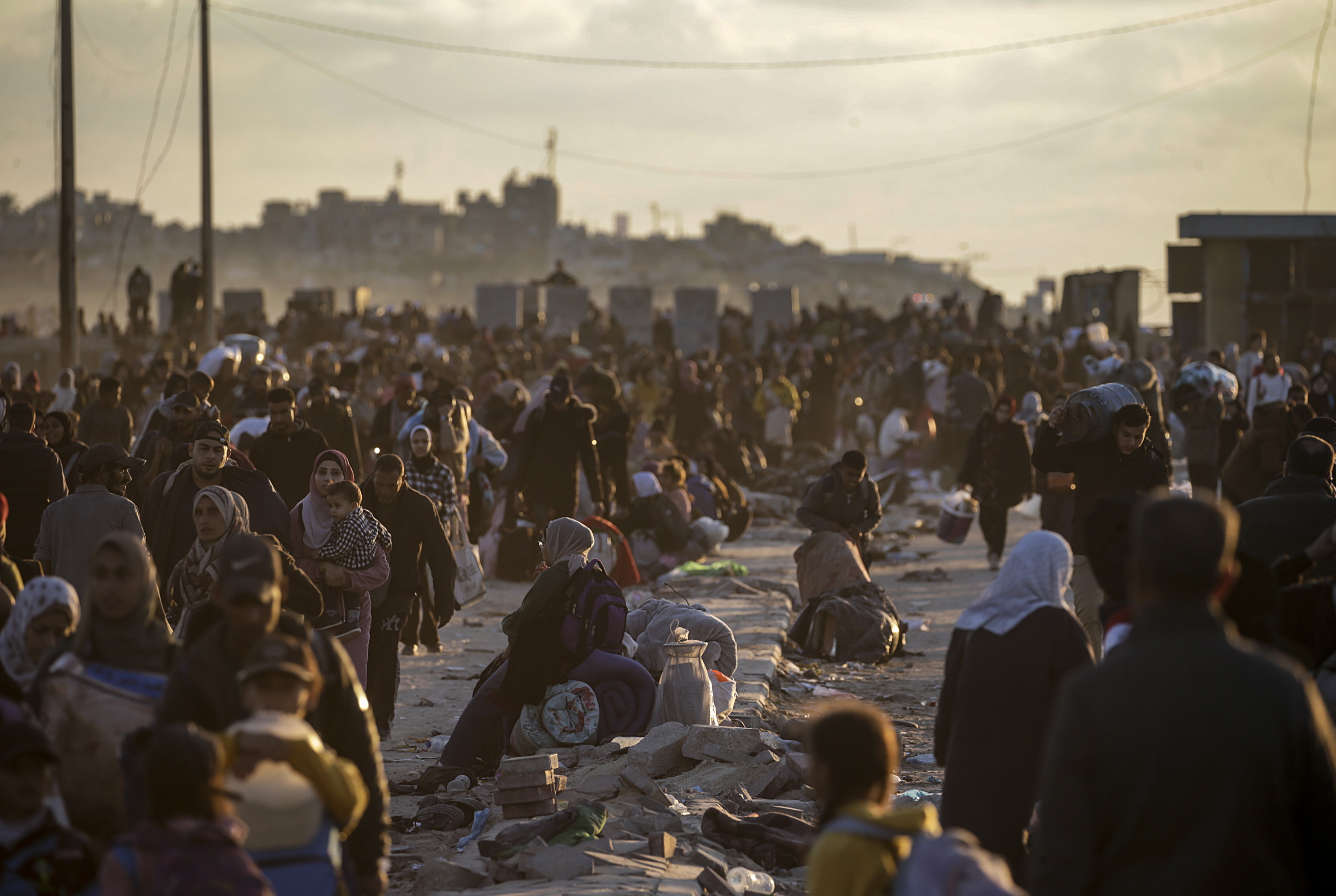 Palestinar batzuk Gazako kostako Al-Raxid errepidean gora, Gaza iparraldera bidean, atzo. MOHAMMAD SABER / EFE