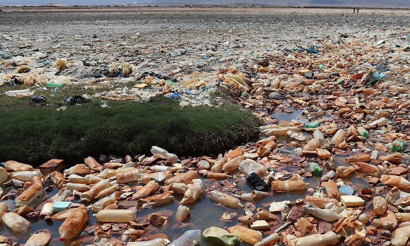 Oruro hiriko aintzira (Bolivia) plastikoz betea, iazko abenduan. MARTIN ALIPAZ / EFE.